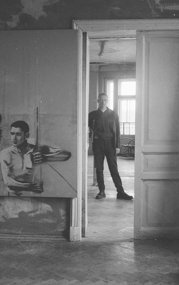 Георгий Гурьянов в интерьере мастерской